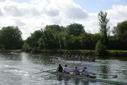 Punting vs. Rowing Key Differences and Technical Distinctions Off2riorob