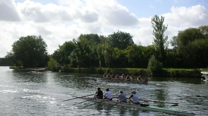 Punting vs. Rowing Key Differences and Technical Distinctions Off2riorob