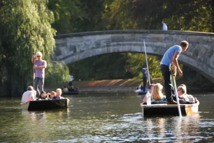 Punting vs. Rowing: Key Differences and Technical Distinctions