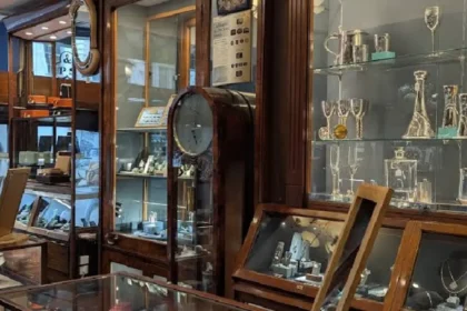 What Is the Significance of Jewelry with Oxford Motifs in Fine Metalcraft