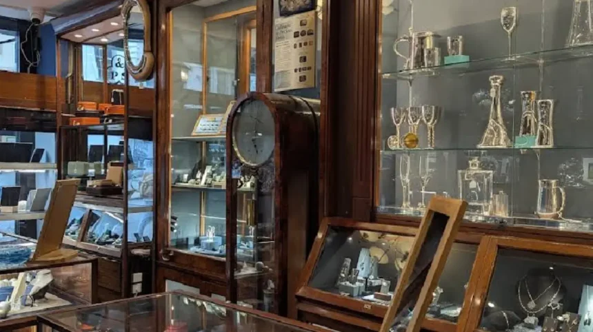 What Is the Significance of Jewelry with Oxford Motifs in Fine Metalcraft