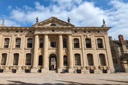 What is the Historical and Architectural Significance of the Oxford Clarendon Building