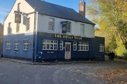 Why Is the Holly Bush Oxford a Historic Landmark in West Oxford