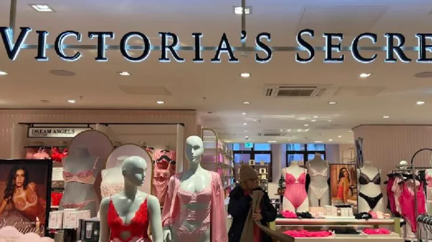 Why did Victoria Secret choose the Oxford Street retail district for its flagship